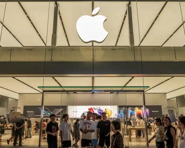 Фанаты Apple часами стоят в очереди, чтобы купить новый iPhone 15