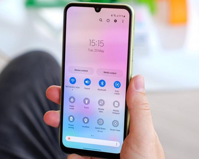 Еще один бюджетный телефон Samsung получил обновление до Android 14