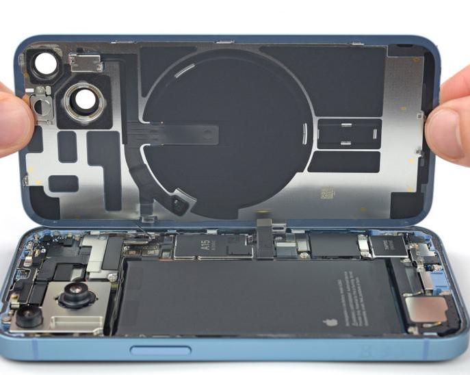 iFixit спустя год опустила рейтинг ремонтопригодности iPhone 14.</p>
<p>«Виновата» сама Apple