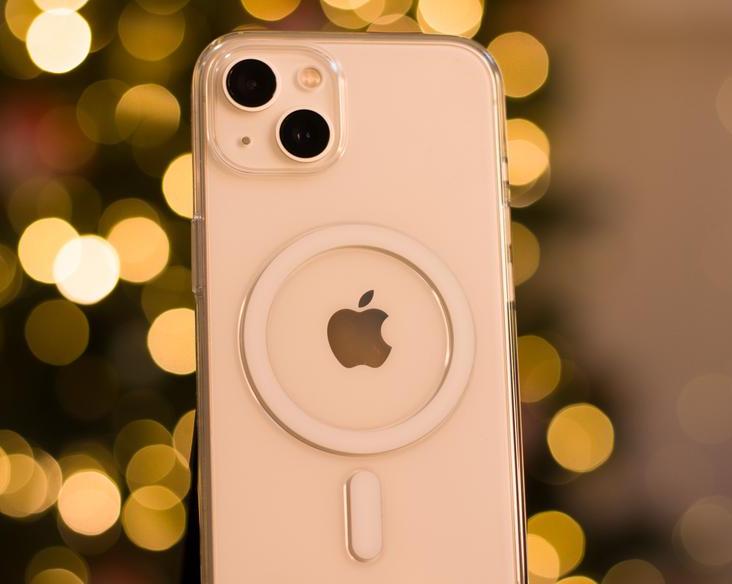 Хожу год с прозрачным чехлом Apple за 5 тысяч рублей, который ругали все.</p>
<p>Что с ним стало?
